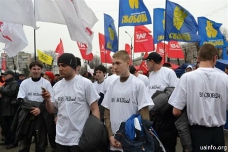Боевики партии "Свобода" на Майдане в Киеве